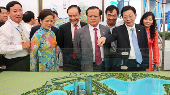 Các đồng chí lãnh đạo TP Hà Nội thăm gian trưng bày tại Triển lãm.	Ảnh: Anh Quý